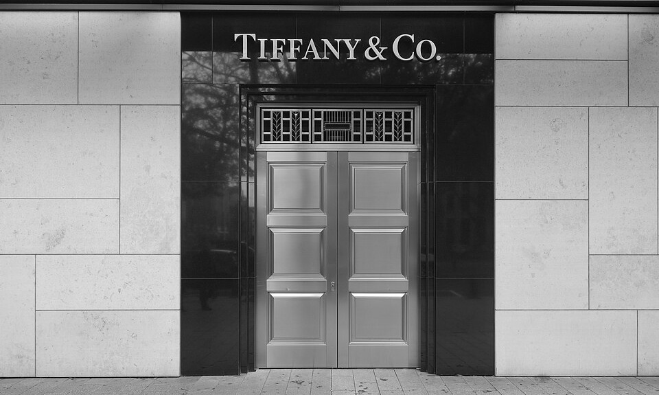 Quand Tiffany & Co. a découvert l'hippodrome : l'histoire derrière les trophées hippiques
